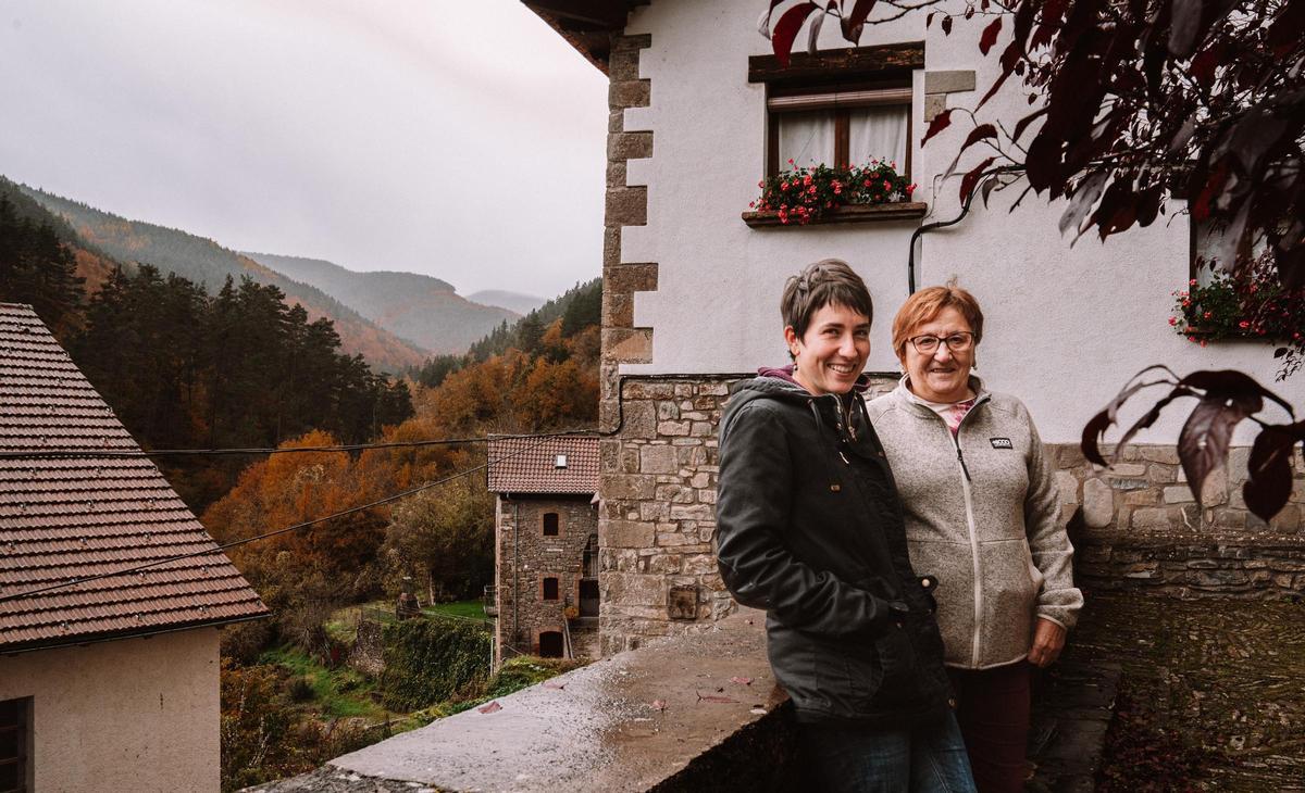 La alcaldesa de Uztárroz (izq), Jone Alustey, y la teniente de alcalde (D), María José, posan para una foto en un mirador del pueblo, situado en el Valle del Roncal.