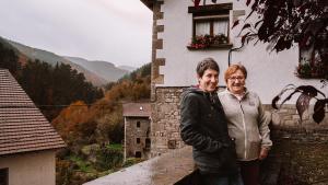 La alcaldesa de Uztárroz (izq), Jone Alustey, y la teniente de alcalde (D), María José, posan para una foto en un mirador del pueblo, situado en el Valle del Roncal.