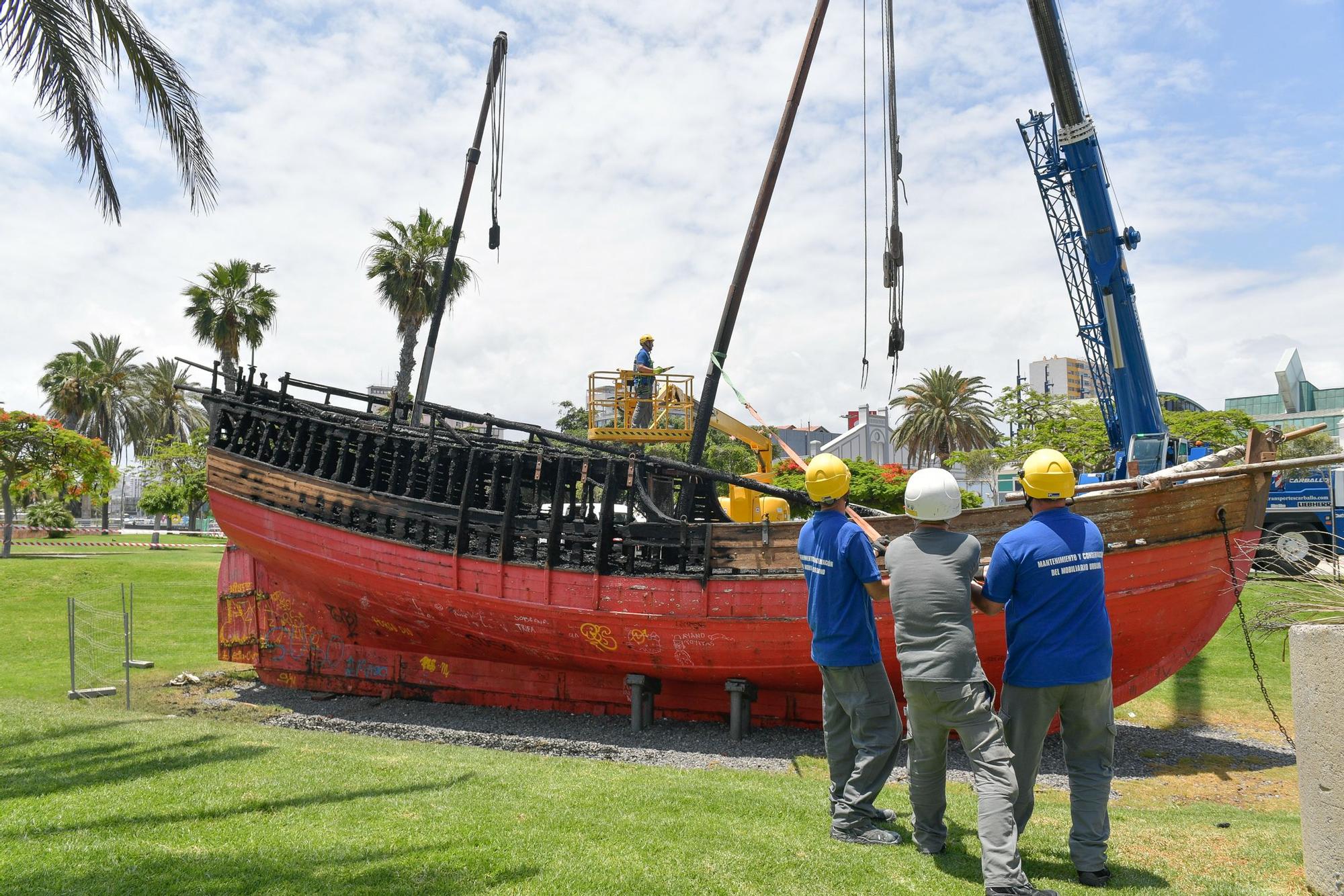 Arde la réplica de 'La Niña' en el Parque de Santa Catalina