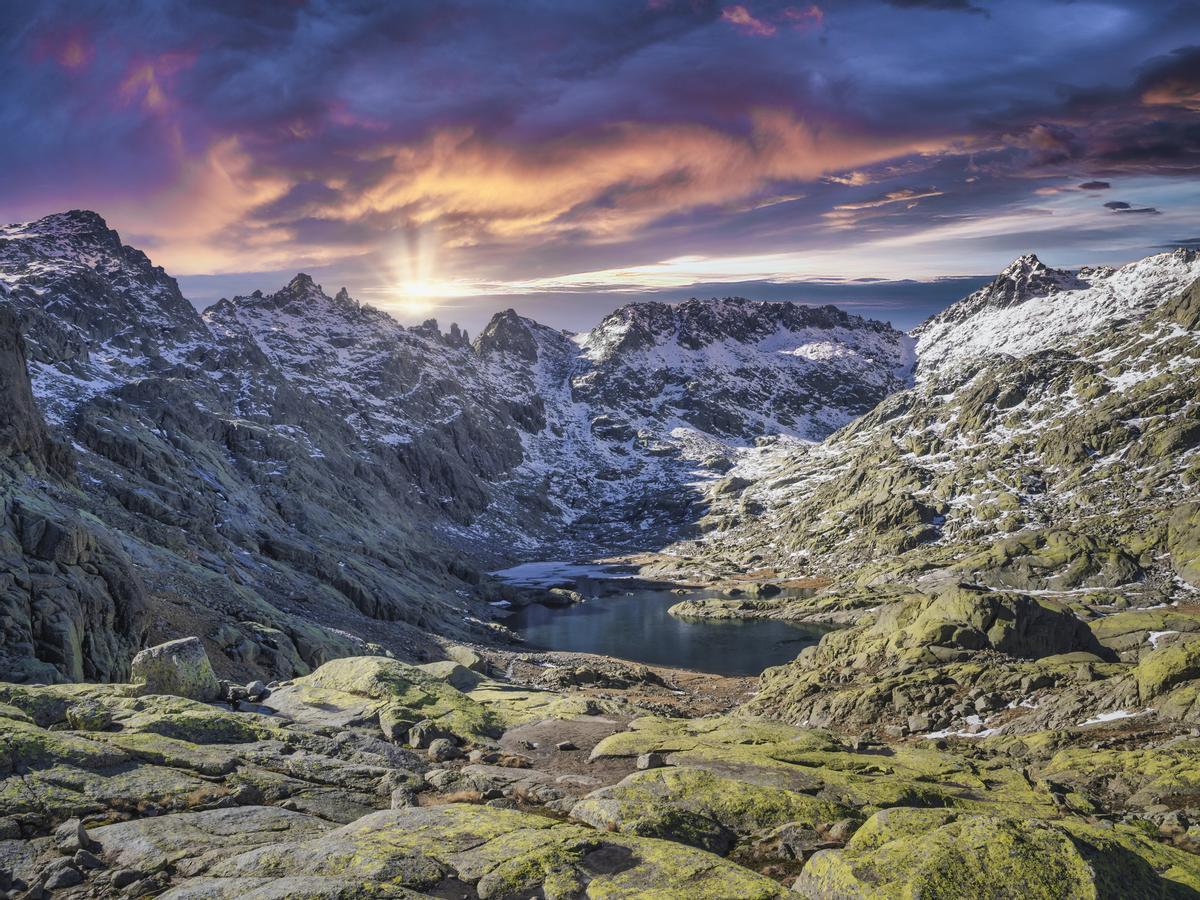 Vistas sobre el circo y la laguna de Gredos