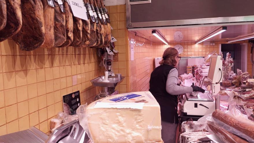 Una xarcuteria i carnisseria del barri de Sant Antoni, aquesta setmana.
