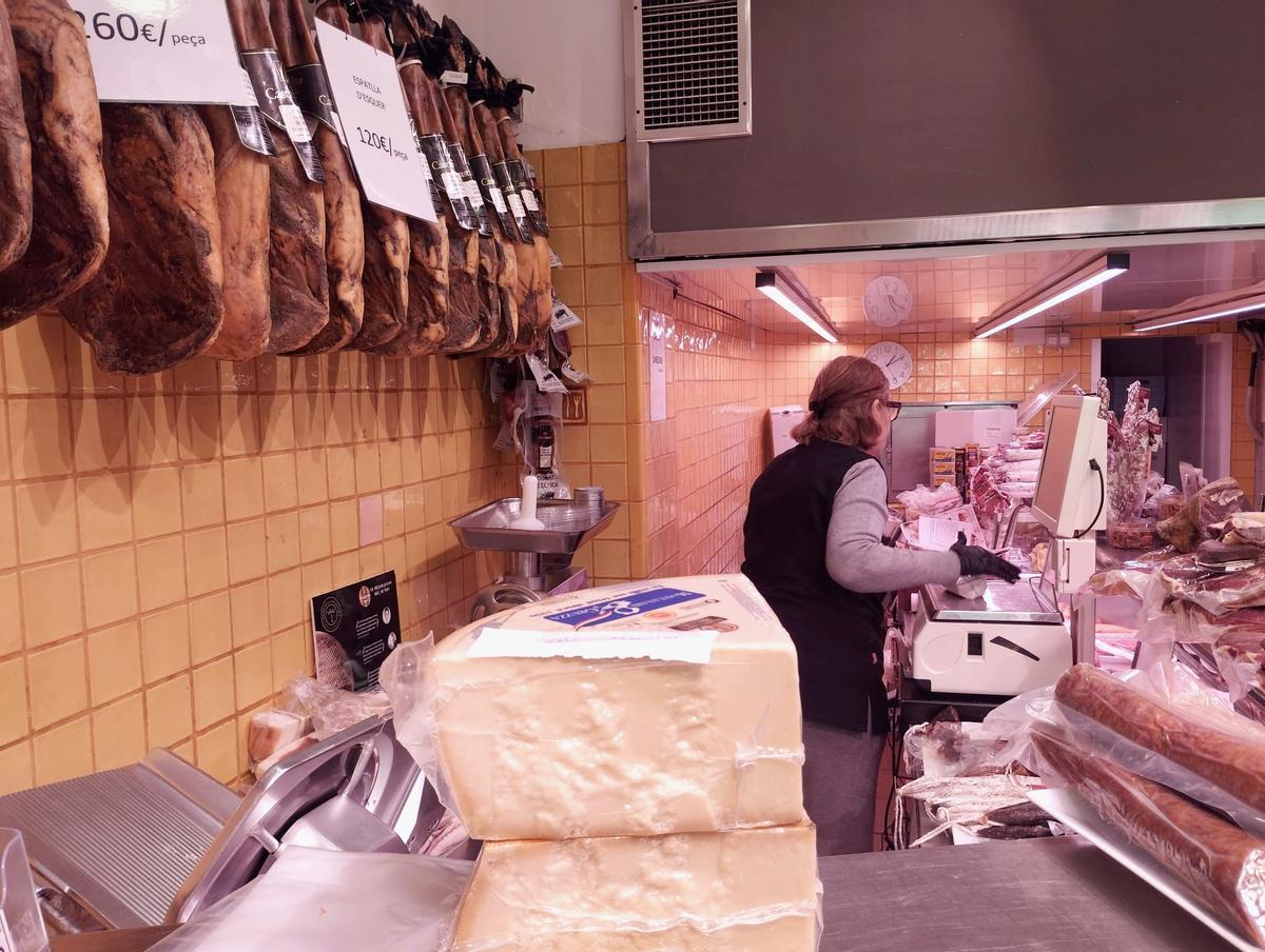 Una charcutería y carnicería del barrio de Sant Antoni, esta semana.