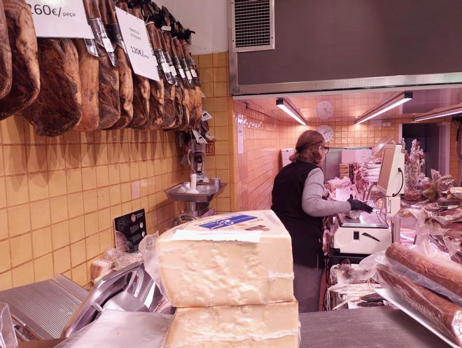 Una charcutería y carnicería del barrio de Sant Antoni, esta semana.