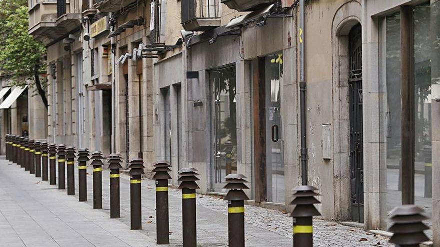 Un carrer de Girona amb els comerços tancats.