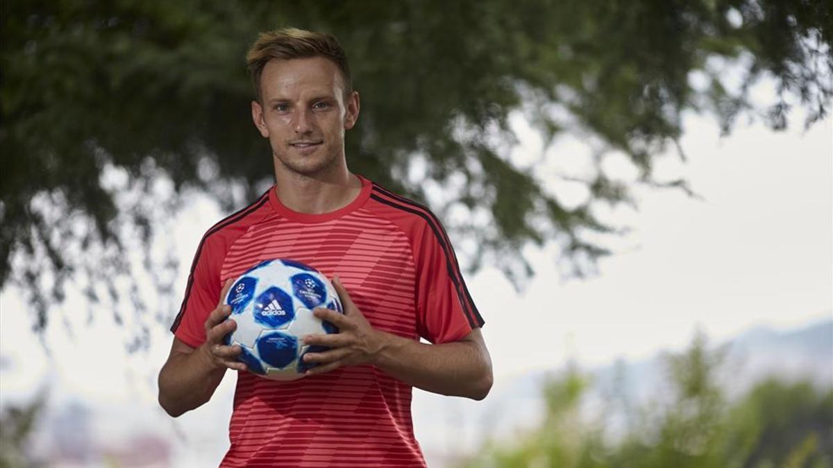 Rakitic, con el balón que Adidas ha diseñado para la Champions 2018-19