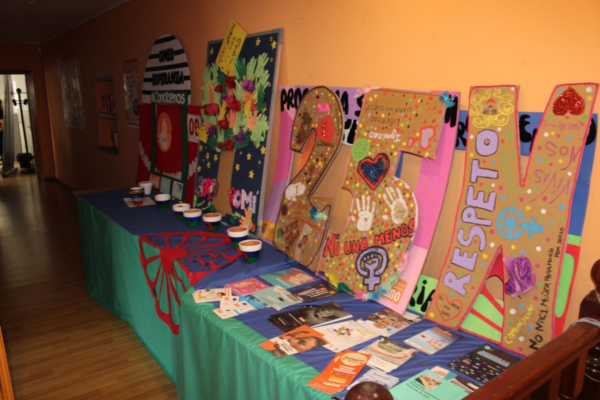 Manualidades y carteles realizados en la Fundación Secretariado Gitano.