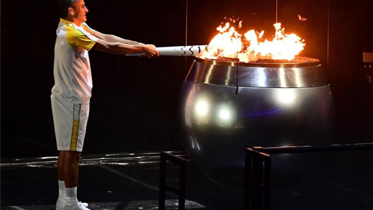 Vanderlei Lima en el momento de encender el pebetero olímpico en Maracaná