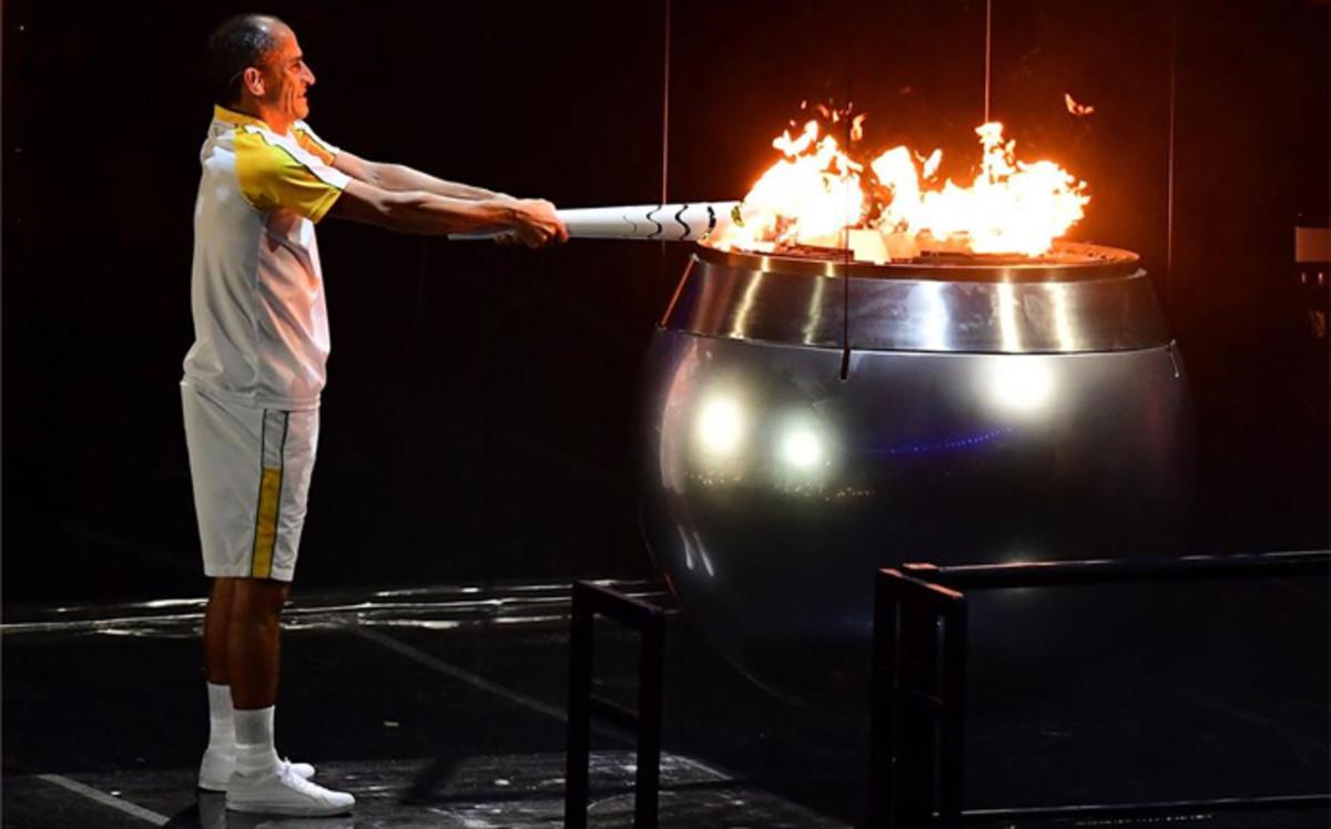 Vanderlei Lima en el momento de encender el pebetero olímpico en Maracaná