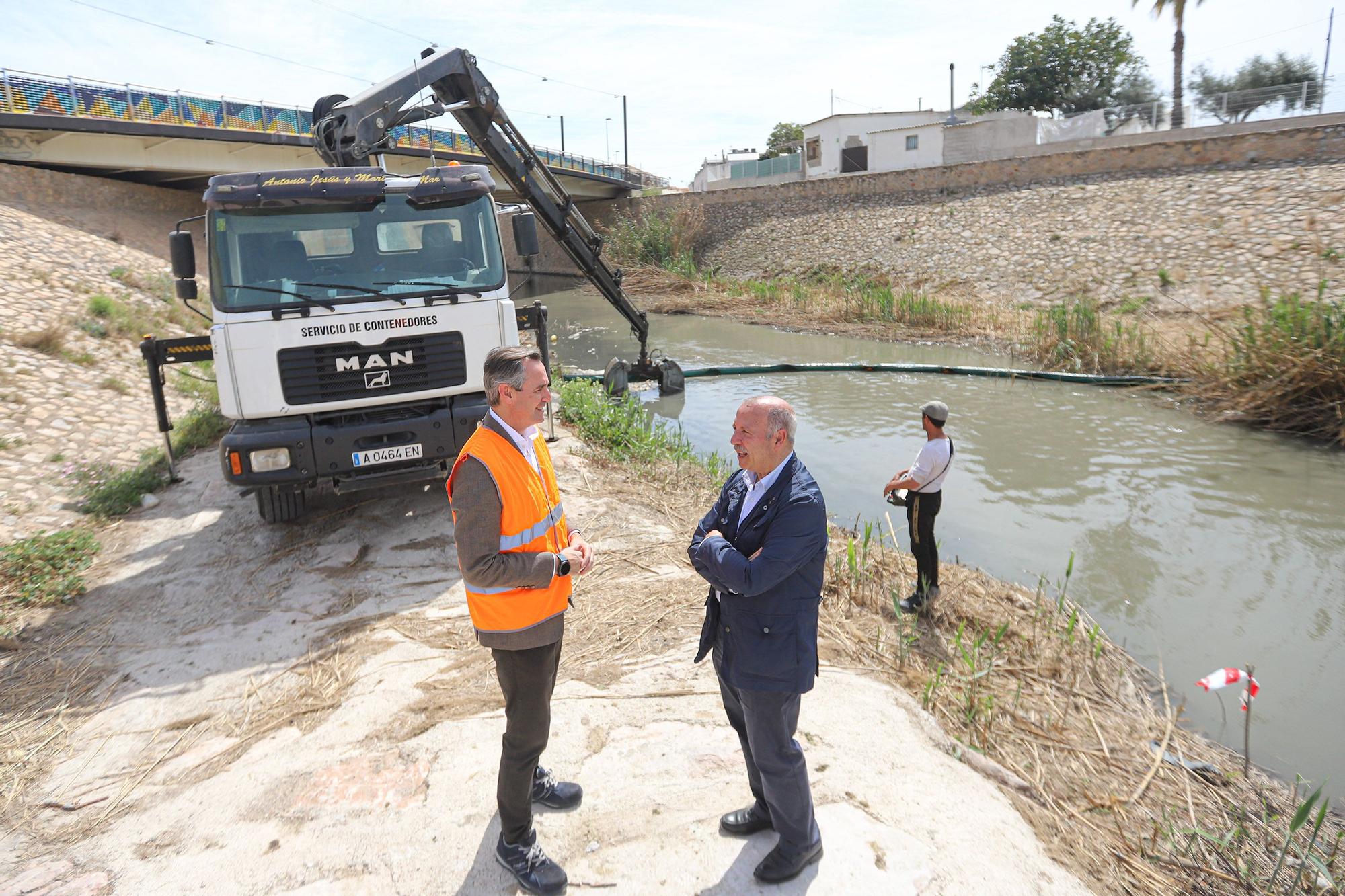 Instalación de una nueva barrera flotante en el Rio Segura