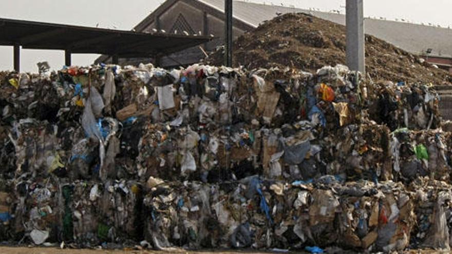 El Consell no intervendrá  a corto plazo en el conflicto por la basura de 5 comarcas