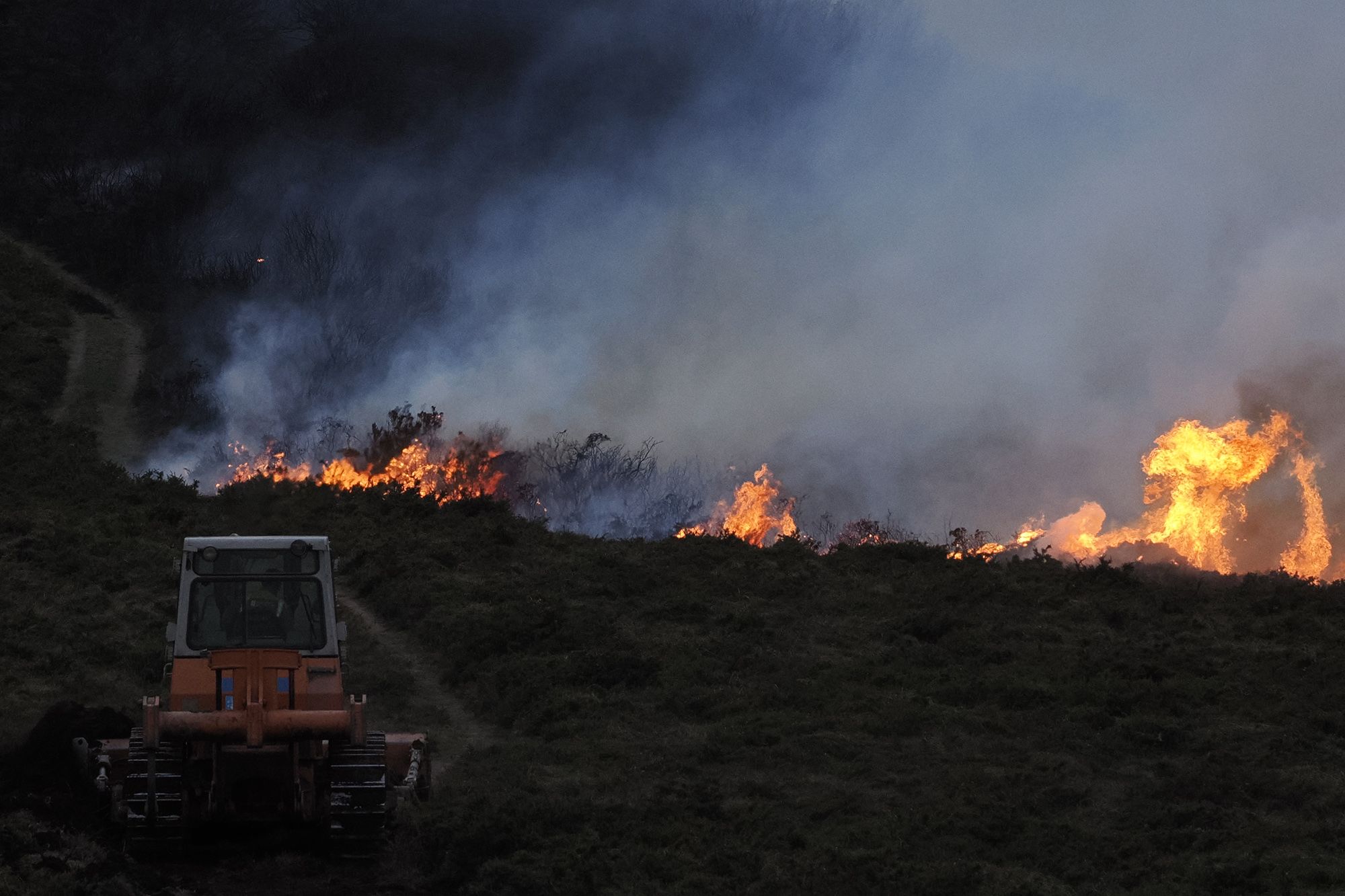 El viento alimenta la primera ola de incendios del año en Galicia en Baleira