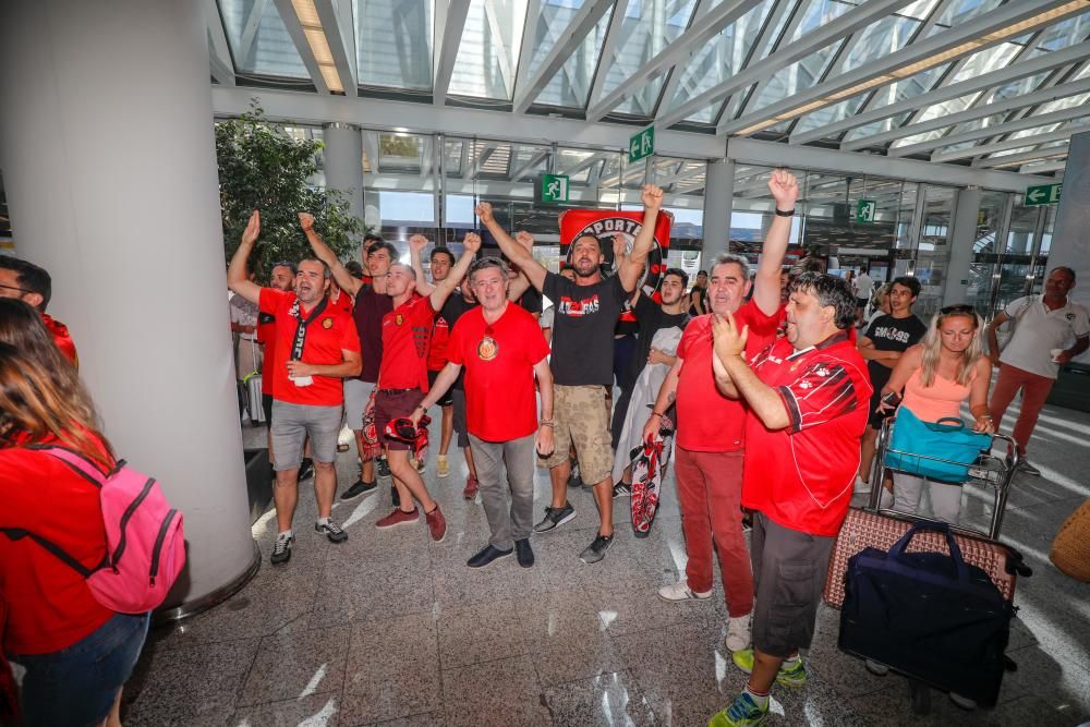 Aficionados despiden al Mallorca en Son Sant Joan: "Vamos a acender a Primera"