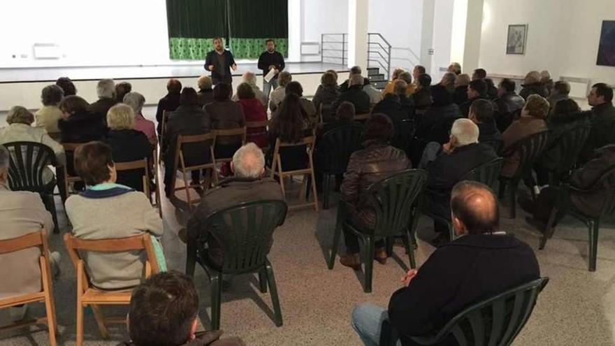 Cuiña y Medela se reunieron con vecinos de Donramiro en el local social.