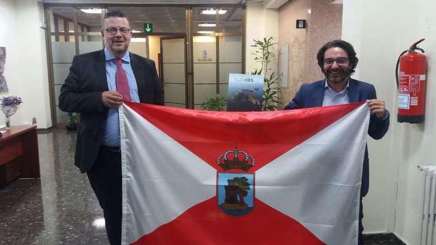 El presidente de la fundación de la coral, Ignacio Amoedo, y el vicepresidente José Carlos Giménez. // Faro