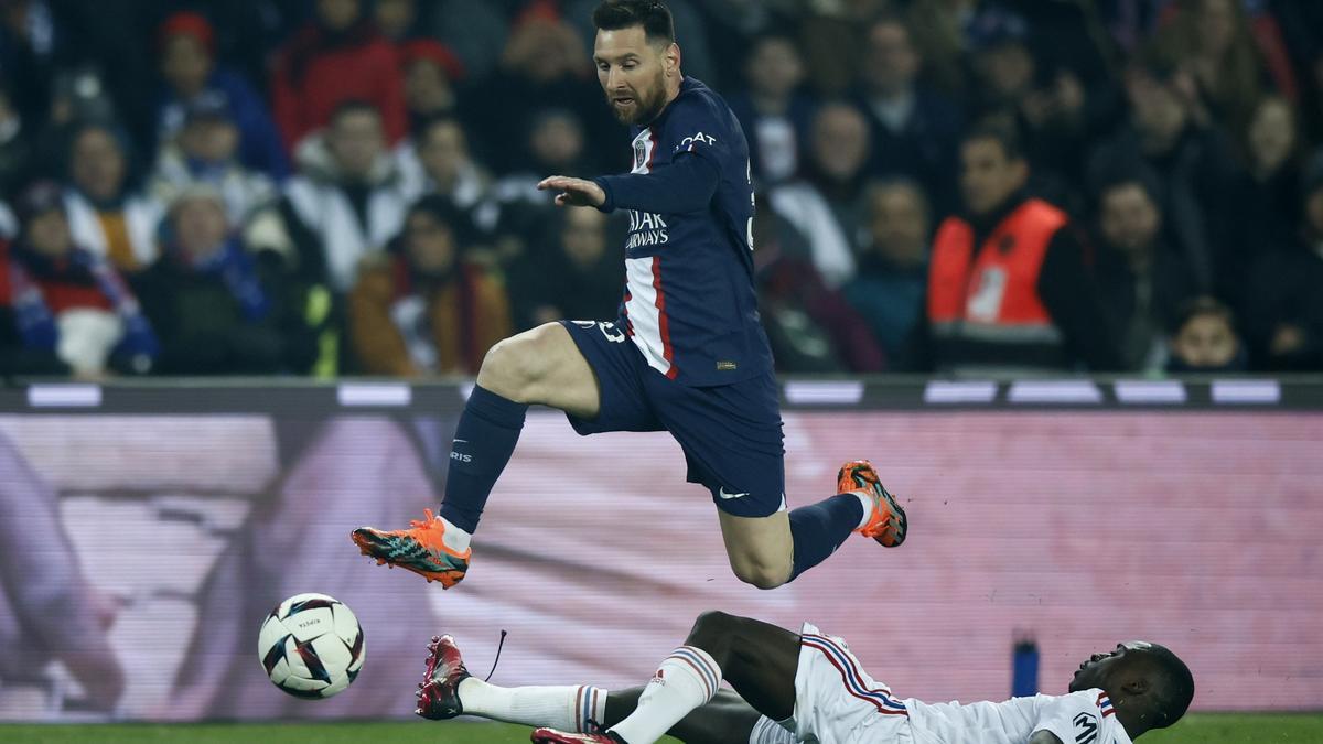 Messi salva la entrada de un defensa del Lyon.