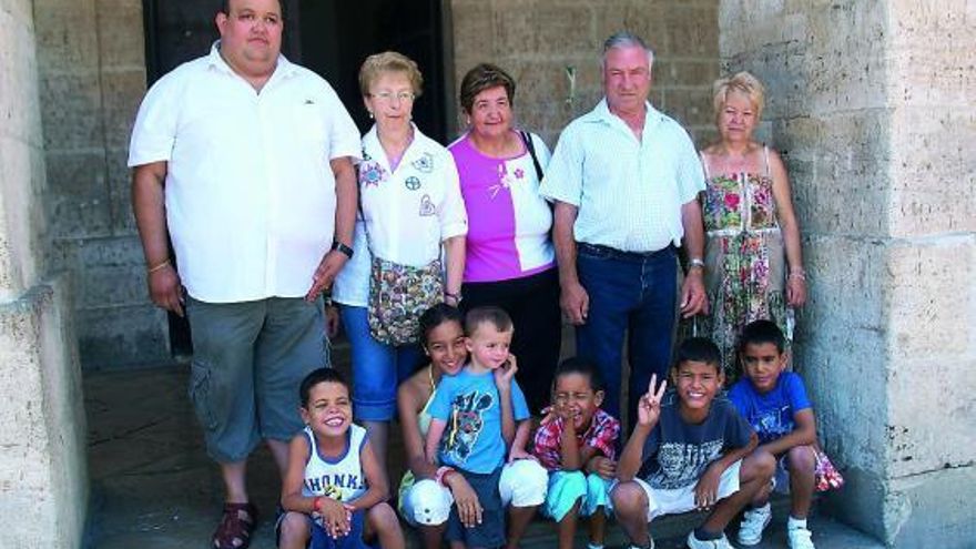 Los niños junto a sus familias de acogida .