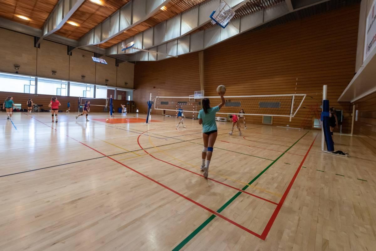 Esportistes de voleibol entrenant-se al Centre de Tecnificació Multiesportiu d’Esplugues // Esportcat