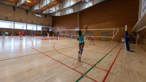 Esportistes de voleibol entrenant-se al Centre de Tecnificació Multiesportiu d’Esplugues // Esportcat