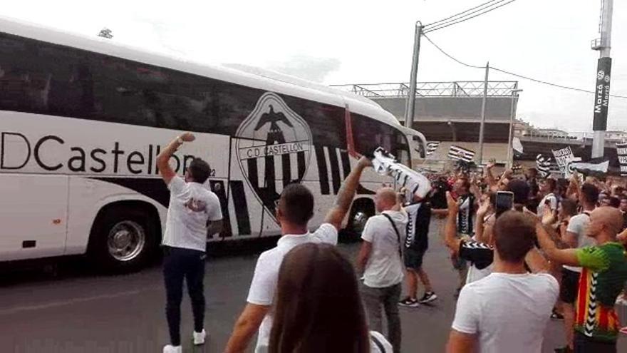 La afición del CD Castellón recibe al equipo en Castalia antes del derbi frente al Villarreal B