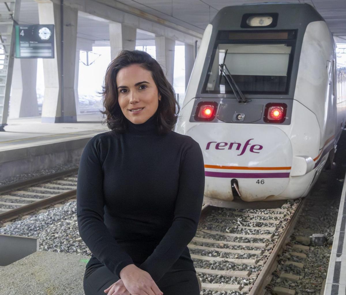 Lucía Pérez Sousa, ante un tren, en la estación de Santiago. | Jesús Prieto