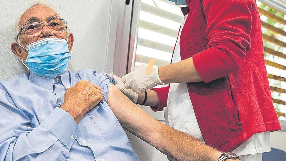 Un paciente se vacuna contra la gripe.