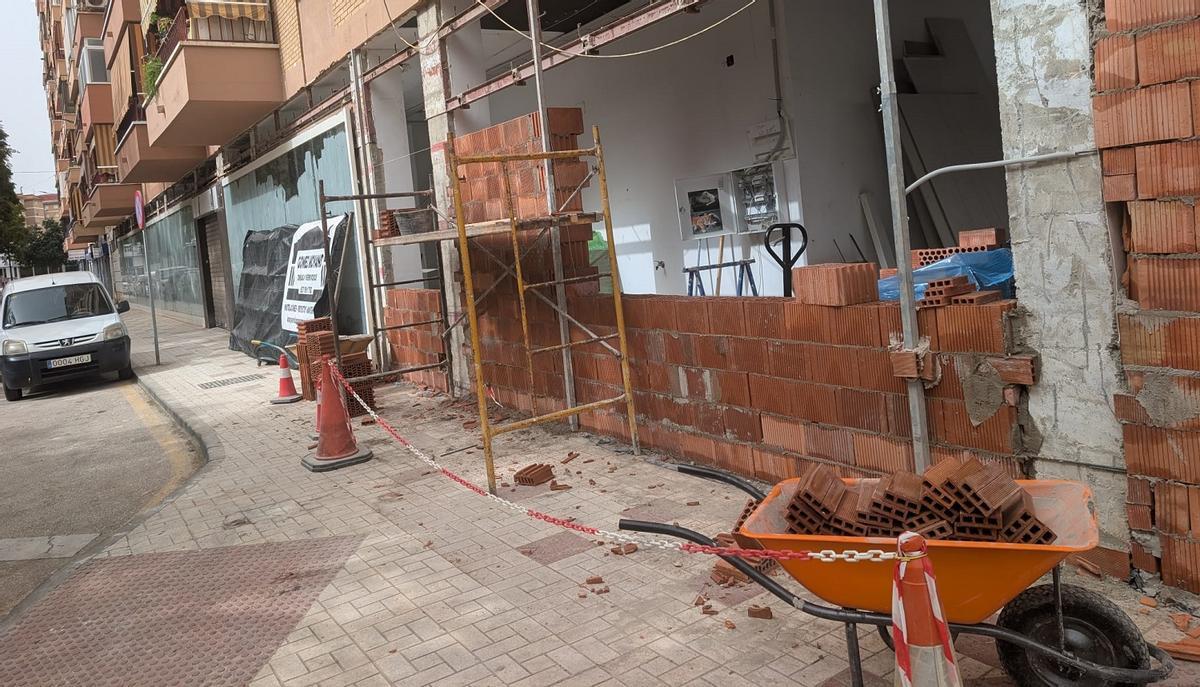 Los trabajos de reforma del antiguo local de Calzados Gody para acoger viviendas en la barriada malagueña de La Paz.
