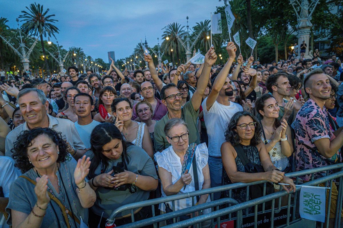 Marc Salicrú desata un espectáculo caótico con más de 300 personas en el Arc de Triomf