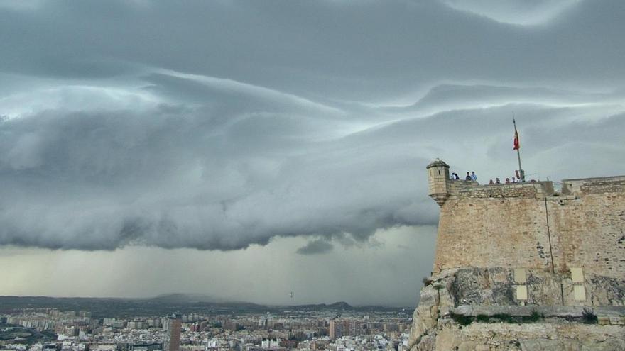 Cielos nubosos mañana en Alicante y riesgo de precipitaciones