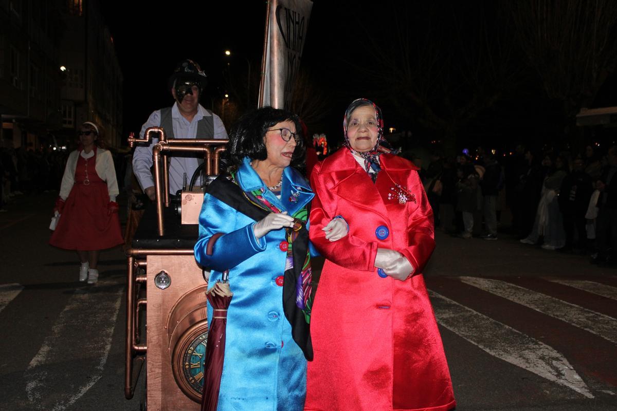O desfile xuntou preto de mil participantes en Noia.