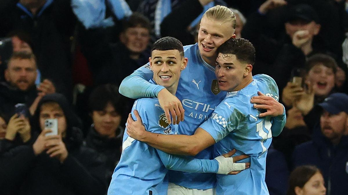 Erling Haaland celebra su gol con Phil Foden y Julián Álvarez