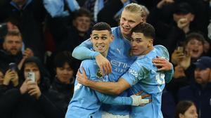 Erling Haaland celebra su gol con Phil Foden y Julian Alvarez