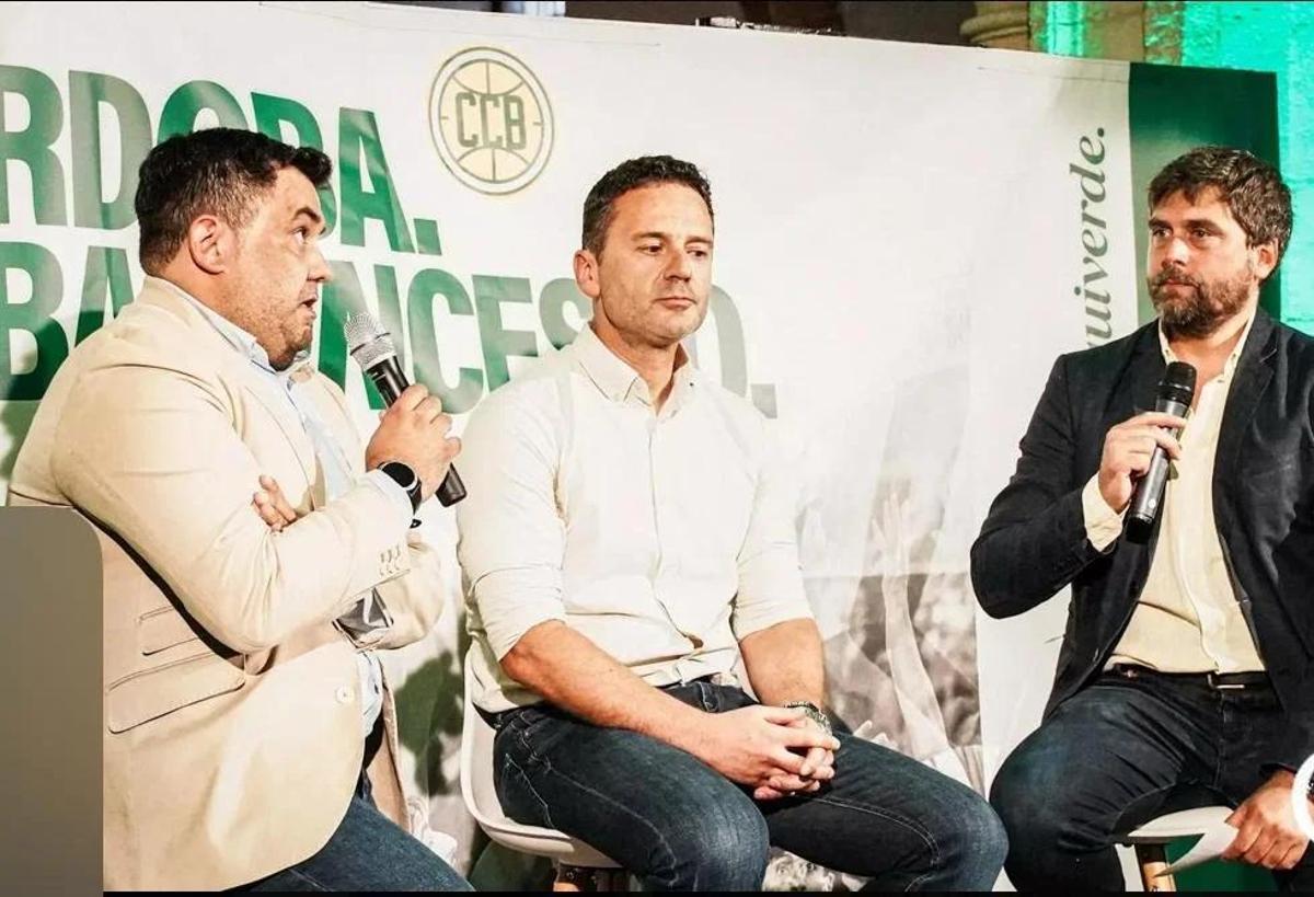 Alfredo Gálvez, en el centro de la imagen, durante un acto del Coto Córdoba.