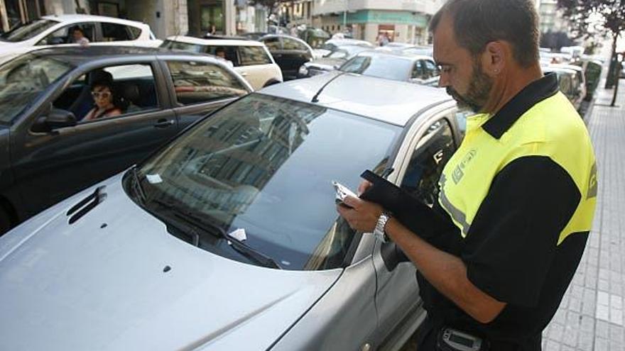 Un controlador de la XER impone una sanción a un vehículo por sobrepasar las dos horas de aparcamiento.