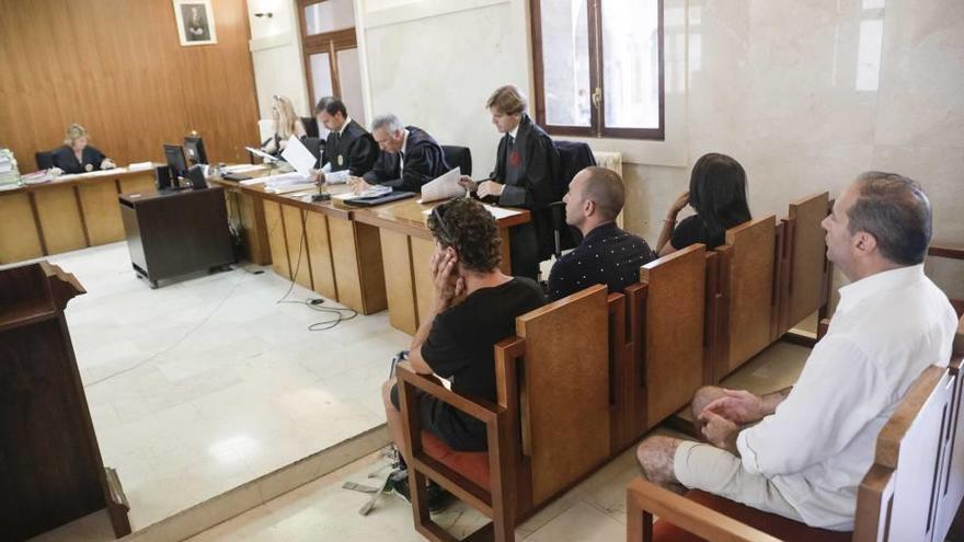 Cuatro de los acusados de narcotráfico en Eivissa, ayer en la Audiencia Provincial.