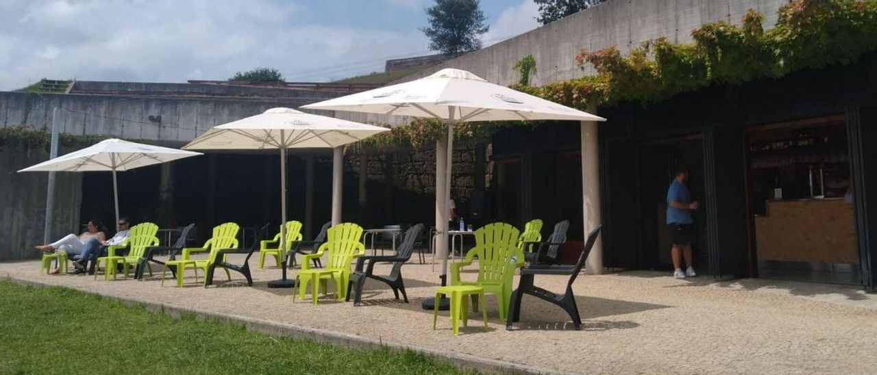 La terraza del gastrobar junto a la playa fluvial del Espazo Fortaleza, en Goián. // FdV