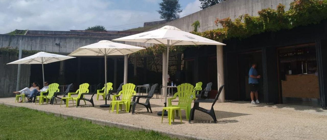 La terraza del gastrobar junto a la playa fluvial del Espazo Fortaleza, en Goián.  // FdV