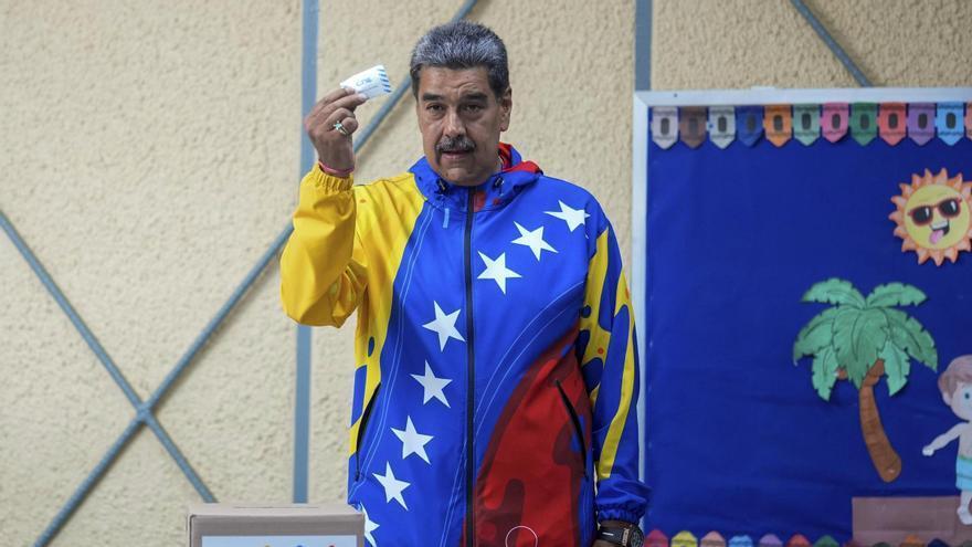 Maduro acude a votar y promete reconocer los resultados electorales: “Son palabra santa”