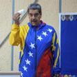 Nicolás Maduro muestra su voto.