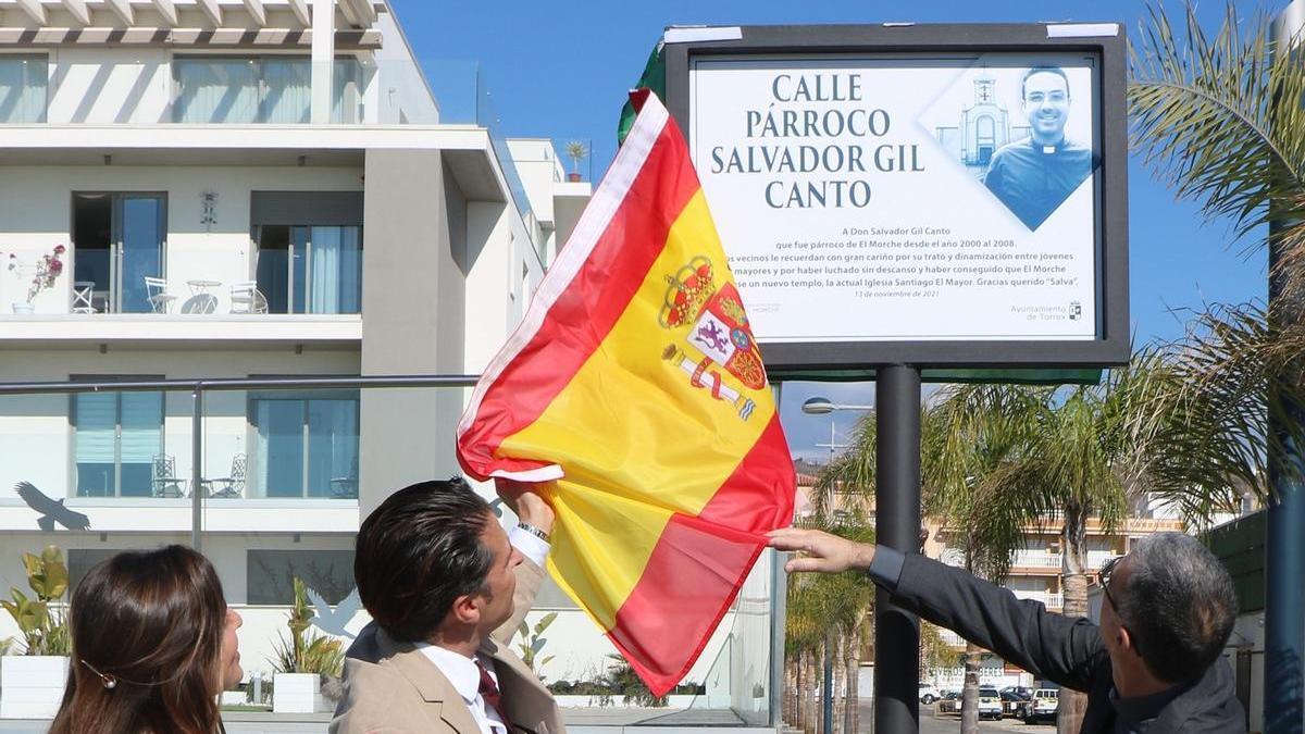 El alcalde de Torrox, Óscar Medina, y el párroco Salvador Gil descubren la placa que da nombre a la calle.