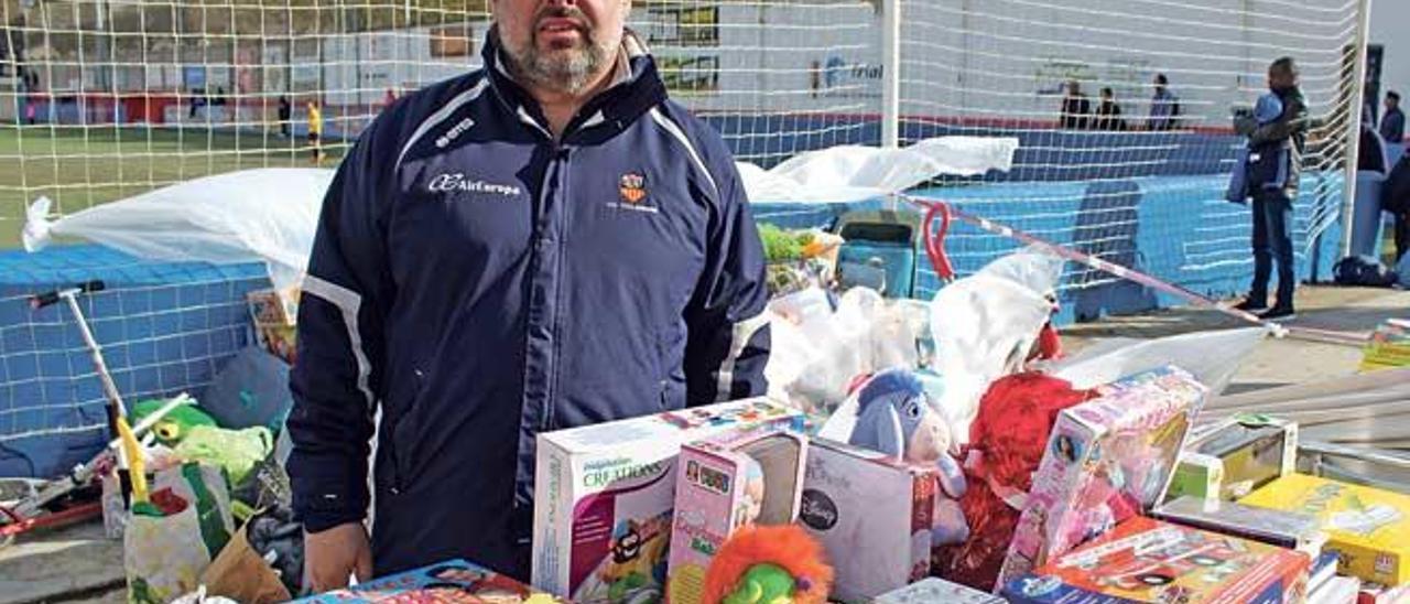 El presidente del Collerense, Tolo Verd, posa con los juguetes recaudados.