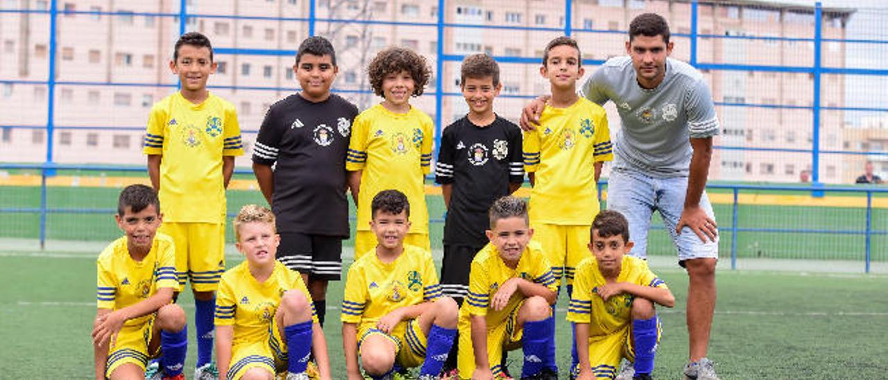 Los diez jugadores por equipo, con sus técnicos, que presentaron en el campo Parque Atlántico los benjamines A Santos y Carnevali.