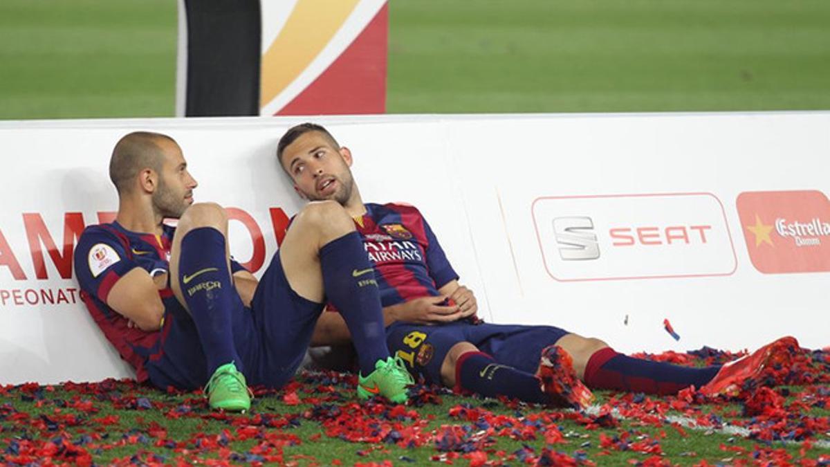 Mascherano y Jordi Alba, charlando tras celebrar el título de Copa del Rey