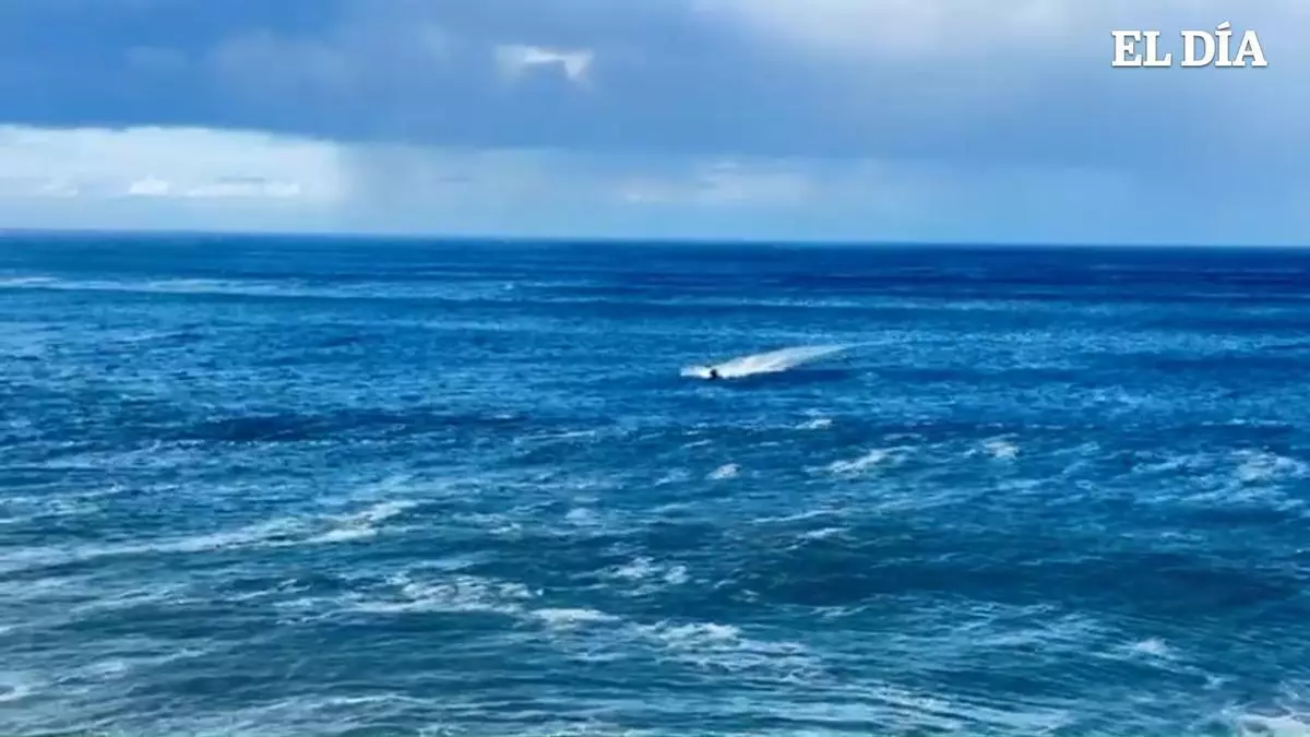 Temeridad en la tormenta: windsurfistas y turistas ignoran las alertas por la borrasca Therese en Tenerife