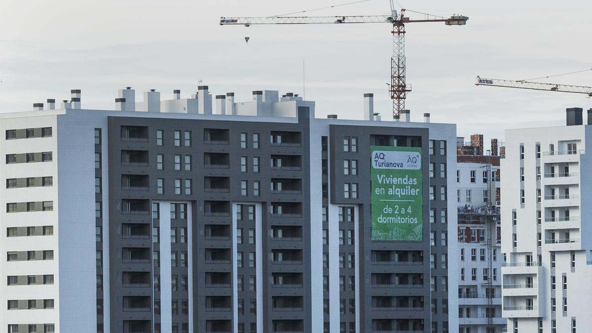 Pelea por el alquiler: Más de treinta familias compiten por cada piso que sale al mercado en Valencia
