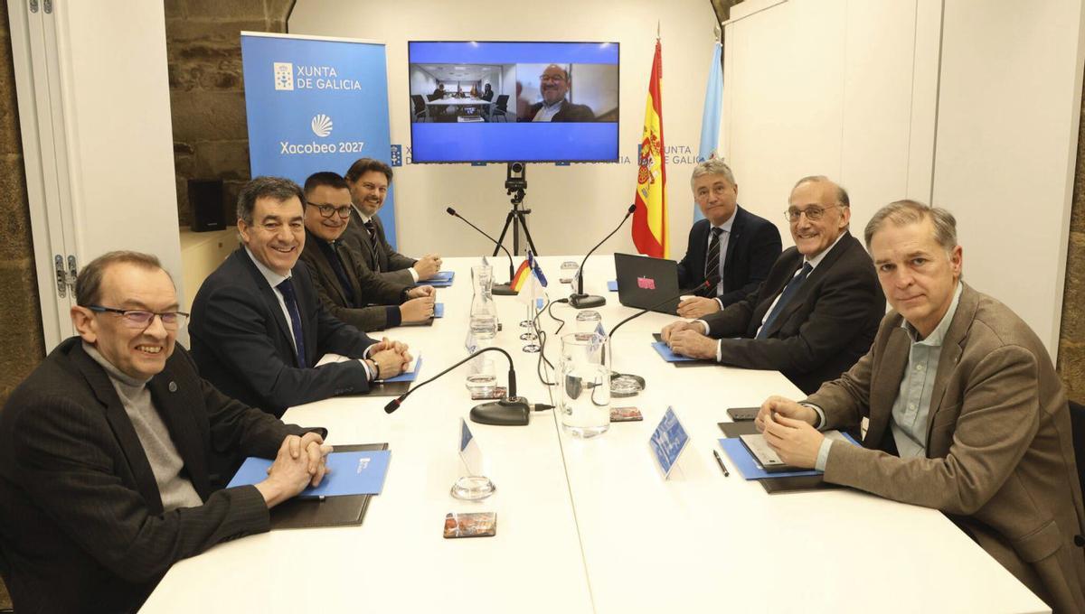 Los conselleiros de Educación e Emprego, los secretarios xerais de Universidades y Emigración y los rectores, ayer, en Santiago, durante una reunión por videoconferencia con Francisco García.