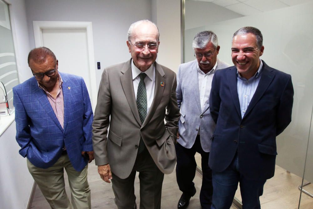 El alcalde de Málaga y el presidente de la Diputación, como cada verano, han renovado su compromiso y su carnet de abonados del Málaga CF