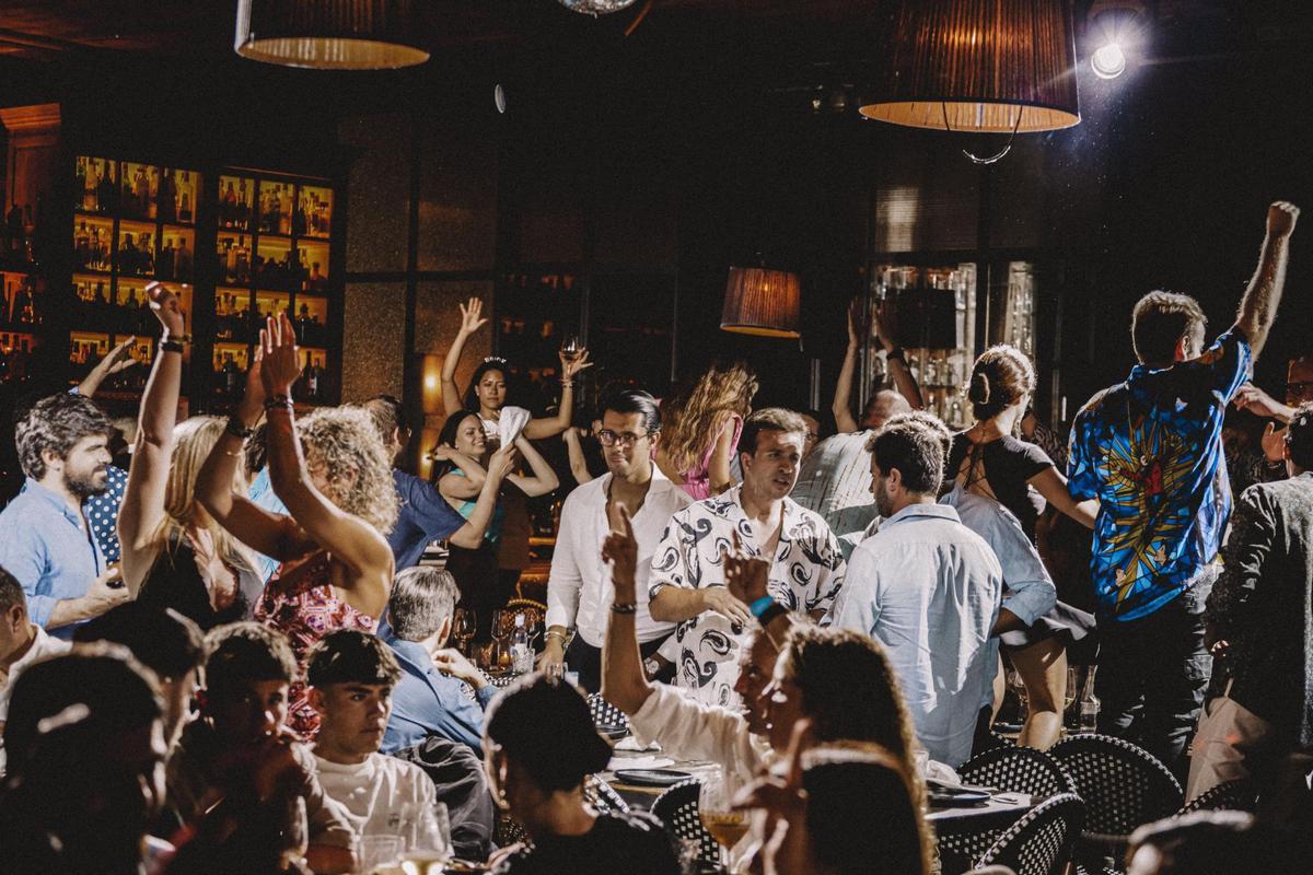 Ambiente divertido en ROTO Ibiza.