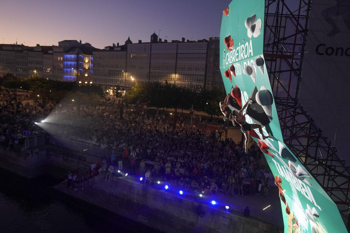 Multitudinaria final del psicobloc en GRAVITEO A Coruña Xacobeo