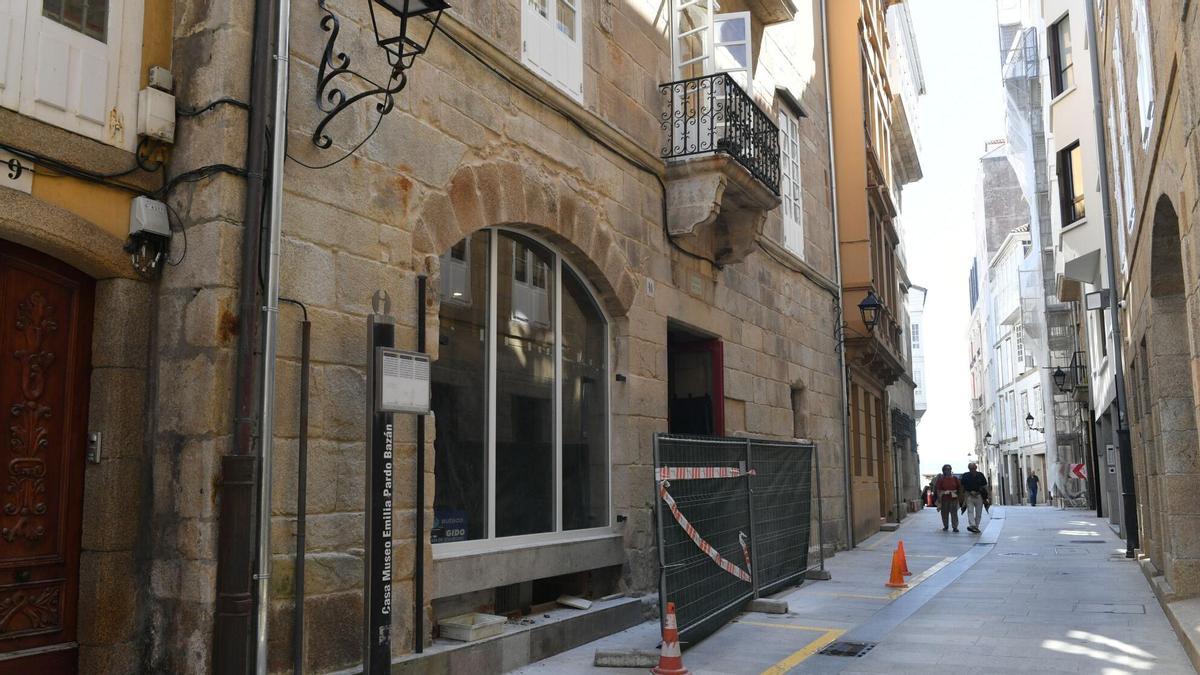 La Real Academia Galega en A Coruña desvela su nueva cara tras los andamios: la fachada se despide de sus rejas y estrena un llamativo tejado de zinc