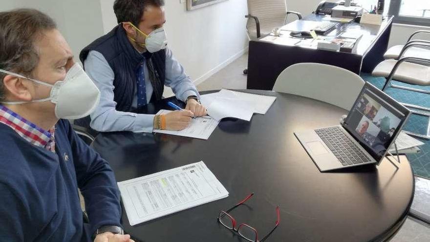 Por la izquierda, Ignacio Morales, asesor de Urbanismo, y Nacho Cuesta, durante la videoconferencia con Julio Vallaure, arquitecto de Licencias, y José Ramón de Luis Costales, técnico del área.